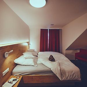 Standard Zimmer mit Kingsize-Bett